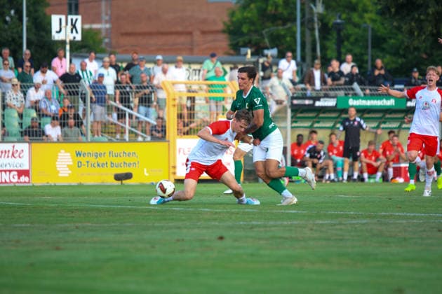 Leipzig - Ausverkauftes Derby unter hohen Sicherheitsvorkehrungen: Chemie Leipzig empfängt den Halleschen FC Die BSG Chemie Leipzig empfängt am Mittwochabend den Halleschen FC zum Mitteldeutschen Derby in der Regionalliga Nordost. Das Spiel im Alfred-Kunze-Sportpark ist mit 4.999 Zuschauern ausverkauft, der Anstoß erfolgt um 19 Uhr. Bereits vor dem Spiel werden umfangreiche Sicherheitsmaßnahmen umgesetzt, da die Begegnung als Hochsicherheitsspiel der Kategorie 1 eingestuft wurde. Die Polizeidirektion Leipzig wird dabei von Kräften der sächsischen Bereitschaftspolizei, des Polizeipräsidiums für Service und IT, Einsatzkräften aus Sachsen-Anhalt sowie der Bundespolizei unterstützt. Zudem stehen ein Sensocopter zur luftgestützten Lagebeobachtung und eine Wasserwerferstaffel bereit. Ein Schwerpunkt des Einsatzes liegt auf der konsequenten Trennung der Fanlager sowie der Sicherung der An- und Abreise. Leipzig Sachsen Deutschland *** Leipzig: Sold-Out Derby Under Tight Security Measures; Chemie Leipzig Hosts Halleschen FC On Wednesday evening, BSG Chemie Leipzig will host Halleschen FC for the Central German Derby in the Northeast Regional League. The match at Alfred Kunze Sportpark is sold out with 4,999 spectators, with kickoff scheduled for 7 p.m. Extensive security measures are already being implemented ahead of the match, as the game has been classified as a Category 1 high-security match. The Leipzig Police Department is being supported by units from the Saxon riot police, the Police Headquarters for Service and IT, response teams from Saxony-Anhalt, and the Federal Police. Additionally, a Sensocopter for aerial surveillance and a water cannon unit are on standby. A key focus of the operation is the strict separation of the fan sections as well as ensuring safe travel to and from the venue. Leipzig, Saxony, Germany Copyright: xEHLxMedia BjörnxStachx 20260805_regionalliga-chemie-hfc_29