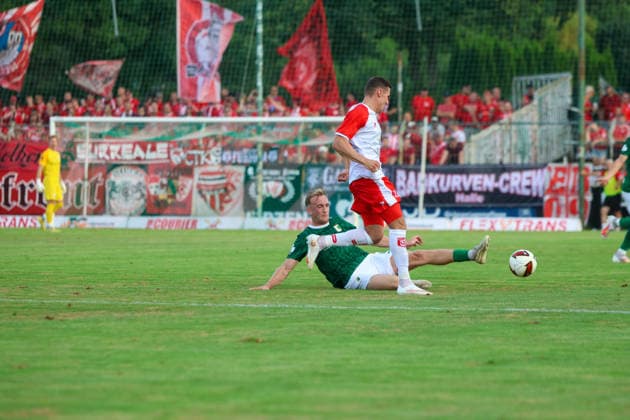 Leipzig - Ausverkauftes Derby unter hohen Sicherheitsvorkehrungen: Chemie Leipzig empfängt den Halleschen FC Die BSG Chemie Leipzig empfängt am Mittwochabend den Halleschen FC zum Mitteldeutschen Derby in der Regionalliga Nordost. Das Spiel im Alfred-Kunze-Sportpark ist mit 4.999 Zuschauern ausverkauft, der Anstoß erfolgt um 19 Uhr. Bereits vor dem Spiel werden umfangreiche Sicherheitsmaßnahmen umgesetzt, da die Begegnung als Hochsicherheitsspiel der Kategorie 1 eingestuft wurde. Die Polizeidirektion Leipzig wird dabei von Kräften der sächsischen Bereitschaftspolizei, des Polizeipräsidiums für Service und IT, Einsatzkräften aus Sachsen-Anhalt sowie der Bundespolizei unterstützt. Zudem stehen ein Sensocopter zur luftgestützten Lagebeobachtung und eine Wasserwerferstaffel bereit. Ein Schwerpunkt des Einsatzes liegt auf der konsequenten Trennung der Fanlager sowie der Sicherung der An- und Abreise. Leipzig Sachsen Deutschland *** Leipzig: Sold-Out Derby Under Tight Security Measures; Chemie Leipzig Hosts Halleschen FC On Wednesday evening, BSG Chemie Leipzig will host Halleschen FC for the Central German Derby in the Northeast Regional League. The match at Alfred Kunze Sportpark is sold out with 4,999 spectators, with kickoff scheduled for 7 p.m. Extensive security measures are already being implemented ahead of the match, as the game has been classified as a Category 1 high-security match. The Leipzig Police Department is being supported by units from the Saxon riot police, the Police Headquarters for Service and IT, response teams from Saxony-Anhalt, and the Federal Police. Additionally, a Sensocopter for aerial surveillance and a water cannon unit are on standby. A key focus of the operation is the strict separation of the fan sections as well as ensuring safe travel to and from the venue. Leipzig, Saxony, Germany Copyright: xEHLxMedia BjörnxStachx 20260805_regionalliga-chemie-hfc_35