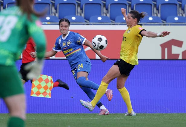 SOCCER - WCL, St.Poelten vs Bern SANKT POELTEN,AUSTRIA,05.AUG.26 - WOMEN SOCCER - UEFA Women s Champions League, qualification, SKN Sankt Poelten vs BSC YB Frauen. Image shows Sara Makovec (St.Poelten) and Wibke Meister (Bern).  GEPAxpictures xWalterxLuger