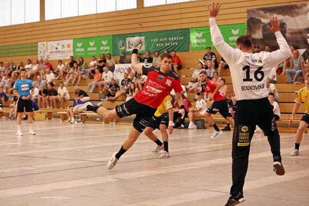 05.08.2026, xovx, Handball Lindencup, Pfadi Winterthur - HSC 2000 Coburg v.l. Ivan Simic (Pfadi Winterthur), Petros Boukovinas (HSC Coburg) Linden Stadthalle Hessen Deutschland (DE) *** August 5, 2026, xovx, Lindencup Handball Tournament, Pfadi Winterthur vs. HSC 2000 Coburg; from left: Ivan Simic (Pfadi Winterthur), Petros Boukovinas (HSC Coburg); Linden Stadthalle, Hesse, Germany, DE