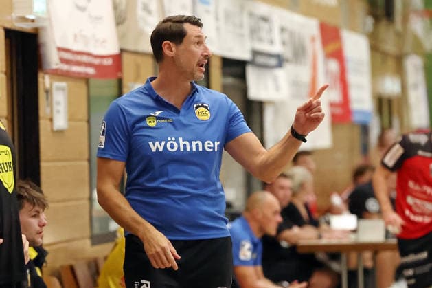 05.08.2026, xovx, Handball Lindencup, Pfadi Winterthur - HSC 2000 Coburg Trainer Anel Mahmutefendic(HSC Coburg) Linden Stadthalle Hessen Deutschland (DE) *** August 5, 2026, xovx, Lindencup Handball Tournament, Pfadi Winterthur HSC 2000 Coburg, Coach Anel Mahmutefendic, HSC Coburg, Linden City Hall, Hesse, Germany, DE