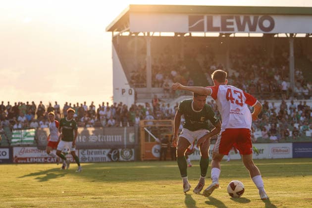 Deutschland: Regionalliga Nordost 2026 2027, 3. Spieltag, BSG Chemie Leipzig - Hallescher FC, Alfred-Kunze Sportpark (Leipzig): Julien Andre Damelang (Hallescher FC, 43) im Zweikampf mit Marc Enke (BSG Chemie Leipzig, 5) *** Germany Regional League Northeast 2026–2027, Matchday 3, BSG Chemie Leipzig vs. Hallescher FC, Alfred Kunze Sportpark, Leipzig; Julien Andre Damelang (Hallescher FC), No. 43, in a tackle with Marc Enke (BSG Chemie Leipzig), No. 5 Copyright: xx