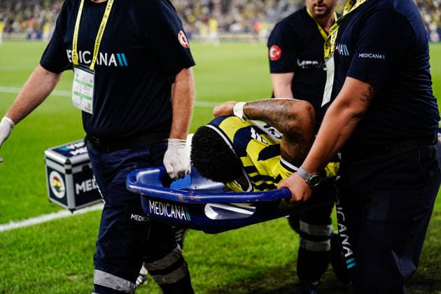 Fenerbahce SK v Sturm Graz - UEFA Champions League 2026 27 Third Qualifying Round First Leg Jayden Oosterwolde of Fenerbahce suffers a major injury during the UEFA Champions League 2026 27 third qualifying round first leg match between Fenerbahce SK and Sturm Graz at Fenerbahce Sükrü Saracoglu Spor Kompleksi on August 05, 2026 in Istanbul, Turkey. Istanbul Fenerbahce Sükrü Saracoglu Spor Kompleksi Istanbul Turkey Copyright: xxYagizxGurtugx