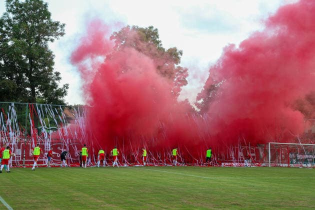 Leipzig - Ausverkauftes Derby unter hohen Sicherheitsvorkehrungen: Chemie Leipzig empfängt den Halleschen FC Die BSG Chemie Leipzig empfängt am Mittwochabend den Halleschen FC zum Mitteldeutschen Derby in der Regionalliga Nordost. Das Spiel im Alfred-Kunze-Sportpark ist mit 4.999 Zuschauern ausverkauft, der Anstoß erfolgt um 19 Uhr. Bereits vor dem Spiel werden umfangreiche Sicherheitsmaßnahmen umgesetzt, da die Begegnung als Hochsicherheitsspiel der Kategorie 1 eingestuft wurde. Die Polizeidirektion Leipzig wird dabei von Kräften der sächsischen Bereitschaftspolizei, des Polizeipräsidiums für Service und IT, Einsatzkräften aus Sachsen-Anhalt sowie der Bundespolizei unterstützt. Zudem stehen ein Sensocopter zur luftgestützten Lagebeobachtung und eine Wasserwerferstaffel bereit. Ein Schwerpunkt des Einsatzes liegt auf der konsequenten Trennung der Fanlager sowie der Sicherung der An- und Abreise. Leipzig Sachsen Deutschland *** Leipzig: Sold-Out Derby Under Strict Security Measures; Chemie Leipzig Hosts Halleschen FC On Wednesday evening, BSG Chemie Leipzig will host Halleschen FC for the Central German Derby in the Northeast Regional League. The match at Alfred Kunze Sportpark is sold out with 4,999 spectators, with kickoff scheduled for 7 p.m. Extensive security measures are already being implemented ahead of the game, as the match has been classified as a Category 1 high-security game. The Leipzig Police Department is being supported by units from the Saxon riot police, the Police Headquarters for Service and IT, response teams from Saxony-Anhalt, and the Federal Police. Additionally, a Sensocopter for aerial surveillance and a water cannon unit are on standby. A key focus of the operation is the strict separation of the fan sections as well as ensuring safe travel to and from the venue. Leipzig, Saxony, Germany Copyright: xEHLxMedia BjörnxStachx 20260805_regionalliga-chemie-hfc_47