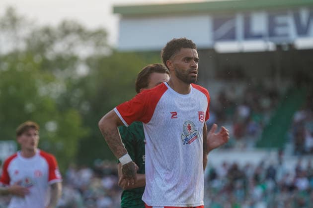 Stanley Ratifo (Hallescher FC, 30) wird immer wieder von den Leipziger Fans ausgebuht BSG Chemie Leipzig vs. Hallescher FC, Fussball, Regionalliga Nordost, 3. Spieltag, Saison 2026 2027, 05.08.2026 BSG Chemie Leipzig vs. Hallescher FC, Fussball, Regionalliga Nordost, 3. Spieltag, Saison 2026 2027, 05.08.2026 Leipzig *** Stanley Ratifo of Hallescher FC, 30, is repeatedly booed by Leipzig fans. BSG Chemie Leipzig vs. Hallescher FC, Soccer, Northeast Regional League, Matchday 3, 2026–2027 Season, August 5, 2026 BSG Chemie Leipzig vs. Hallescher FC, Soccer, Northeast Regional League, Matchday 3, 2026–2027 season, August 5, 2026 Leipzig Copyright: xEibner-Pressefoto PiaxSchindlerx EP_PSR