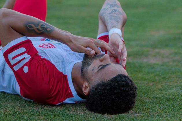 05.08.2026 Fußball Herren 2026 2027 Regionalliga Nordost 3. Spieltag BSG Chemie Leipzig - Hallescher FC Alfred-Kunze-Sportpark Leipzig Stanley Ratifo (Halle, 30, weiß) am Boden. Leipzig Sachsen Deutschland *** August 5, 2026 Men s Soccer 2026–2027 Northeast Regional League, Matchday 3 BSG Chemie Leipzig vs. Hallescher FC Alfred Kunze Sportpark, Leipzig Stanley Ratifo Halle, 30, white on the ground Leipzig, Saxony, Germany