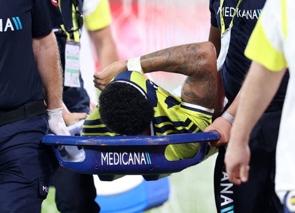 Fenerbahce v Sturm Graz - UEFA Champions League ISTANBUL, TURKIYE - AUGUST 5: Jayden Oosterwolde (24) of Fenerbahce leaves the pitch due to an injury during UEFA Champions League third qualifying round the first leg match between Fenerbahce and Sturm Graz at Chobani Stadium in Istanbul, Turkiye on August 5, 2026. Ali Atmaca Anadolu Istanbul Turkey. Editorial use only. Please get in touch for any other usage.  Copyright: x2026xAnadoluxAlixAtmacax