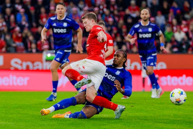 UEFA Conference Leauge 2026: Brann - Apollon Limassol Bergen 20260805. Branns Kristian Eriksen i duell med Apollon Limassols Emanuel Aiwu i UEFA Conference Leauge-kampen i fotball mellom SK Brann og Apollon Limassol pa Brann stadion. Foto: Paul S. Amundsen NTB Bergen Norge EDITORIAL USE ONLY. RESTRICTED USE FOR BETTING COMPANIES Ref:_SPOXFYz_nhpNko.jpg *** UEFA Conference League 2026 Brann vs. Apollon Limassol, Bergen, August 5, 2026: Brann s Kristian Eriksen goes head-to-head with Apollon Limassol s Emanuel Aiwu in the UEFA Conference League soccer match between SK Brann and Apollon Limassol at Brann Stadium Photo by Paul S. Amundsen, NTB, Bergen, Norway. EDITORIAL USE ONLY. RESTRICTED USE FOR BETTING COMPANIES  Copyright: xPaulxS.xAmundsenx xNTBx