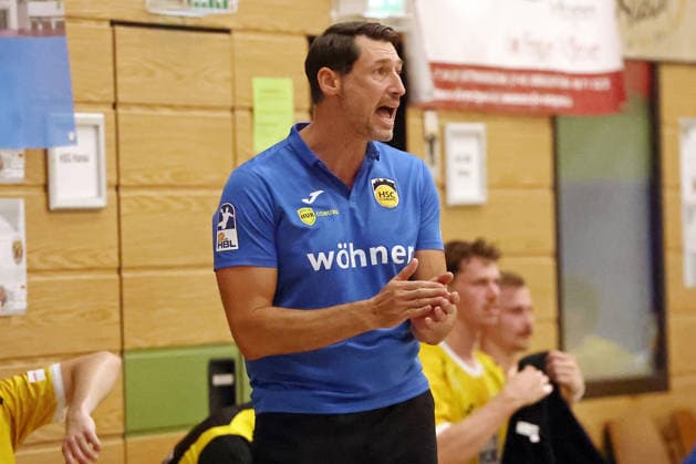 05.08.2026, xovx, Handball Lindencup, Pfadi Winterthur - HSC 2000 Coburg Trainer Anel Mahmutefendic(HSC Coburg) Linden Stadthalle Hessen Deutschland (DE) *** August 5, 2026, xovx, Lindencup Handball Tournament, Pfadi Winterthur HSC 2000 Coburg, Coach Anel Mahmutefendic, HSC Coburg, Linden City Hall, Hesse, Germany, DE
