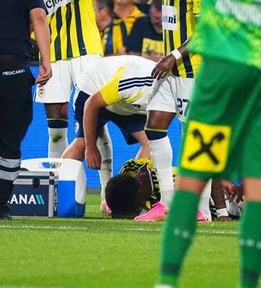 ISTANBUL, TURKEY - AUGUST 5: Jayden Oosterwolde of Fenerbahce was stretchered off after suffering an injury in the first half during the UEFA Champions League 2026 27 third qualifying round first leg match between Fenerbahce SK and Sturm Graz at Fenerbahce Sükrü Saracoglu Spor Kompleksi on August 5, 2026 in Istanbul, Turkey. Istanbul Turkey Copyright: xSeskimphotox FBahce-SturmGraz-050826 (43)