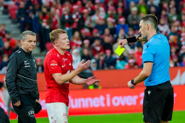 UEFA Conference Leauge 2026: Brann - Apollon Limassol Bergen 20260805. Branns Kristian Eriksen far gult kort av dommer Damian Kos i UEFA Conference Leauge-kampen i fotball mellom SK Brann og Apollon Limassol pa Brann stadion. Foto: Paul S. Amundsen NTB Bergen Norge EDITORIAL USE ONLY. RESTRICTED USE FOR BETTING COMPANIES Ref:_SPO9PVbpTDuThE.jpg *** UEFA Conference League 2026 Brann Apollon Limassol Bergen 20260805 Brann s Kristian Eriksen receives a yellow card from referee Damian Kos during the UEFA Conference League soccer match between SK Brann and Apollon Limassol at Brann Stadium. Photo: Paul S. Amundsen, NTB, Bergen, Norway. EDITORIAL USE ONLY. RESTRICTED USE FOR BETTING COMPANIES  Copyright: xPaulxS.xAmundsenx xNTBx