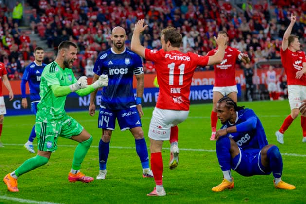 UEFA Conference Leauge 2026: Brann - Apollon Limassol Bergen 20260805. Apollon Limassols keeper Philipp Kühn og Branns Bard Finne i UEFA Conference Leauge-kampen i fotball mellom SK Brann og Apollon Limassol pa Brann stadion. Foto: Paul S. Amundsen NTB Bergen Norge EDITORIAL USE ONLY. RESTRICTED USE FOR BETTING COMPANIES Ref:_SPORctEZZ8bMjA.jpg *** UEFA Conference League 2026 Brann Apollon Limassol Bergen 20260805 Apollon Limassol goalkeeper Philipp Kühn and Brann s Bard Finne in the UEFA Conference League soccer match between SK Brann and Apollon Limassol at Brann Stadium. Photo: Paul S. Amundsen, NTB, Bergen, Norway. EDITORIAL USE ONLY. RESTRICTED USE FOR BETTING COMPANIES.  Copyright: xPaulxS.xAmundsenx xNTBx