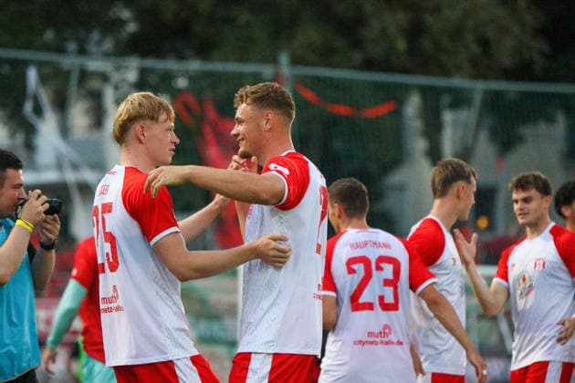 Leipzig - Ausverkauftes Derby unter hohen Sicherheitsvorkehrungen: Chemie Leipzig empfängt den Halleschen FC Die BSG Chemie Leipzig empfängt am Mittwochabend den Halleschen FC zum Mitteldeutschen Derby in der Regionalliga Nordost. Das Spiel im Alfred-Kunze-Sportpark ist mit 4.999 Zuschauern ausverkauft, der Anstoß erfolgt um 19 Uhr. Bereits vor dem Spiel werden umfangreiche Sicherheitsmaßnahmen umgesetzt, da die Begegnung als Hochsicherheitsspiel der Kategorie 1 eingestuft wurde. Die Polizeidirektion Leipzig wird dabei von Kräften der sächsischen Bereitschaftspolizei, des Polizeipräsidiums für Service und IT, Einsatzkräften aus Sachsen-Anhalt sowie der Bundespolizei unterstützt. Zudem stehen ein Sensocopter zur luftgestützten Lagebeobachtung und eine Wasserwerferstaffel bereit. Ein Schwerpunkt des Einsatzes liegt auf der konsequenten Trennung der Fanlager sowie der Sicherung der An- und Abreise. Die Stadt Leipzig hat für den Bereich rund um den Alfred-Kunze-Sportpark eine Allgemeinverfügung erlassen. Diese untersagt unter anderem das Mitführen von pyrotechnischen Gegenständen, Vermummungsutensilien, Waffen und weiteren gefährlichen Gegenständen. Während der Anreise ist insbesondere in den Stadtteilen Leutzsch, Wahren und Böhlitz-Ehrenberg mit Verkehrsbeeinträchtigungen zu rechnen. Sportlich richtet sich der Fokus unter anderem auf Stanley Ratifos, der vor der Saison von der BSG Chemie Leipzig zum Halleschen FC wechselte und dessen Transfer im Vorfeld der Partie für zahlreiche Diskussionen im Umfeld beider Vereine sorgte. EHL Media begleitet das Derby mit aktuellem Bildmaterial aus dem Stadion sowie dem Umfeld des Polizeieinsatzes. Leipzig Sachsen Deutschland *** Leipzig: Sold-Out Derby Under Strict Security Measures; Chemie Leipzig Hosts Halleschen FC On Wednesday evening, BSG Chemie Leipzig will host Halleschen FC for the Central German Derby in the Northeast Regional League. The match at Alfred Kunze Sportpark is sold out with 4,999 spectators, with kickoff scheduled for 7 p.m. Extensive security measures are already being implemented ahead of the match, as the game has been classified as a Category 1 high-security match. The Leipzig Police Department is being supported by units from the Saxon riot police, the Police Headquarters for Service and IT, response teams from Saxony-Anhalt, and the Federal Police. In addition, a Sensocopter for aerial surveillance and a water cannon unit are on standby. A key focus of the operation is the strict separation of the fan groups as well as ensuring safe travel to and from the venue. The City of Leipzig has issued a general order for the area surrounding the Alfred Kunze Sports Park. Among other things, this prohibits the carrying of pyrotechnic devices, face-concealing items, weapons, and other dangerous objects. During the journey to the venue, traffic disruptions are expected particularly in the neighborhoods of Leutzsch, Wahren, and Böhlitz-Ehrenberg. On the sporting side, attention is focused, among others, on Stanley Ratifos, who transferred from BSG Chemie Leipzig to Halleschen FC before the season and whose move sparked numerous discussions within the fan bases of both clubs in the run-up to the match. EHL Media will cover the derby with live footage from the stadium and the surrounding area where police operations are taking place. Leipzig, Saxony, Germany Copyright: xEHLxMedia BjörnxStachx 20260805_regionalliga-chemie-hfc_63