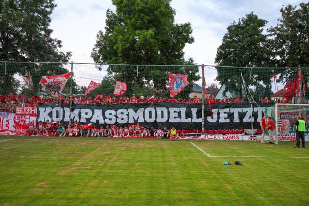 Leipzig - Ausverkauftes Derby unter hohen Sicherheitsvorkehrungen: Chemie Leipzig empfängt den Halleschen FC Die BSG Chemie Leipzig empfängt am Mittwochabend den Halleschen FC zum Mitteldeutschen Derby in der Regionalliga Nordost. Das Spiel im Alfred-Kunze-Sportpark ist mit 4.999 Zuschauern ausverkauft, der Anstoß erfolgt um 19 Uhr. Bereits vor dem Spiel werden umfangreiche Sicherheitsmaßnahmen umgesetzt, da die Begegnung als Hochsicherheitsspiel der Kategorie 1 eingestuft wurde. Die Polizeidirektion Leipzig wird dabei von Kräften der sächsischen Bereitschaftspolizei, des Polizeipräsidiums für Service und IT, Einsatzkräften aus Sachsen-Anhalt sowie der Bundespolizei unterstützt. Zudem stehen ein Sensocopter zur luftgestützten Lagebeobachtung und eine Wasserwerferstaffel bereit. Ein Schwerpunkt des Einsatzes liegt auf der konsequenten Trennung der Fanlager sowie der Sicherung der An- und Abreise. Die Stadt Leipzig hat für den Bereich rund um den Alfred-Kunze-Sportpark eine Allgemeinverfügung erlassen. Diese untersagt unter anderem das Mitführen von pyrotechnischen Gegenständen, Vermummungsutensilien, Waffen und weiteren gefährlichen Gegenständen. Während der Anreise ist insbesondere in den Stadtteilen Leutzsch, Wahren und Böhlitz-Ehrenberg mit Verkehrsbeeinträchtigungen zu rechnen. Sportlich richtet sich der Fokus unter anderem auf Stanley Ratifos, der vor der Saison von der BSG Chemie Leipzig zum Halleschen FC wechselte und dessen Transfer im Vorfeld der Partie für zahlreiche Diskussionen im Umfeld beider Vereine sorgte. EHL Media begleitet das Derby mit aktuellem Bildmaterial aus dem Stadion sowie dem Umfeld des Polizeieinsatzes. Leipzig Sachsen Deutschland *** Leipzig: Sold-Out Derby Under Strict Security Measures; Chemie Leipzig Hosts Halleschen FC On Wednesday evening, BSG Chemie Leipzig will host Halleschen FC for the Central German Derby in the Northeast Regional League. The match at Alfred Kunze Sportpark is sold out with 4,999 spectators, with kickoff scheduled for 7 p.m. Extensive security measures are already being implemented ahead of the match, as the game has been classified as a Category 1 high-security match. The Leipzig Police Department is being supported by units from the Saxon riot police, the Police Headquarters for Service and IT, response teams from Saxony-Anhalt, and the Federal Police. In addition, a Sensocopter for aerial surveillance and a water cannon unit are on standby. A key focus of the operation is the strict separation of the fan groups as well as ensuring safe travel to and from the venue. The City of Leipzig has issued a general order for the area surrounding the Alfred Kunze Sports Park. Among other things, this prohibits the carrying of pyrotechnic devices, face-concealing items, weapons, and other dangerous objects. During the journey to the venue, traffic disruptions are expected particularly in the neighborhoods of Leutzsch, Wahren, and Böhlitz-Ehrenberg. On the sporting side, attention is focused, among others, on Stanley Ratifos, who transferred from BSG Chemie Leipzig to Halleschen FC before the season and whose move sparked numerous discussions within the fan bases of both clubs in the run-up to the match. EHL Media will cover the derby with live footage from the stadium and the surrounding area where police operations are taking place. Leipzig, Saxony, Germany Copyright: xEHLxMedia BjörnxStachx 20260805_regionalliga-chemie-hfc_68