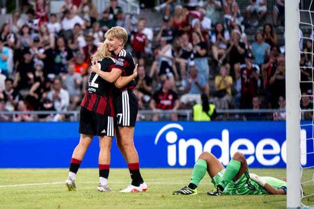 05.08.2026, GER, Fussball, Frauen, UEFA Womens Champions League, Saison 2026 2027, Qualifikationsturnier, Halbfinale, Eintracht Frankfurt vs Omonia Nikosia Paulina Krumbiegel ( Eintracht Frankfurt, 27 ), Danique Tolhoek ( Eintracht Frankfurt, 22 ) jubeln über das Tor zum 8:0, Frankfurt am Main Stadion am Brentanobad Hessen Deutschland *** August 5, 2026, GER, Soccer, Women, UEFA Women s Champions League, 2026–2027 Season, Qualifying Tournament, Semifinals, Eintracht Frankfurt vs. Omonia Nicosia Paulina Krumbiegel (Eintracht Frankfurt, 27) and Danique Tolhoek (Eintracht Frankfurt, 22) celebrate the goal that made it 8–0, Frankfurt am Main, Stadion am Brentanobad, Hesse, Germany Copyright: xNordphoto Memmlerx