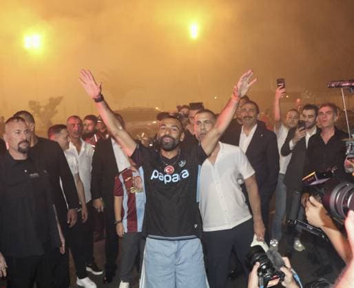 Egyptian footballer Mohamed Salah arrives in Trabzon, Turkiye TRABZON, TURKIYE - AUGUST 5: Trabzonspor supporters welcome Egyptian footballer Mohamed Salah (center) with flares and chants upon his arrival at Trabzon Airport in Trabzon, Turkiye, on August 5, 2026. Salah led the fans in the club s traditional three-count chant before leaving the airport. Seyit Ahmet Eksik Anadolu Trabzon Turkey. Editorial use only. Please get in touch for any other usage.  Copyright: x2026xAnadoluxSeyitxAhmetxEksikx