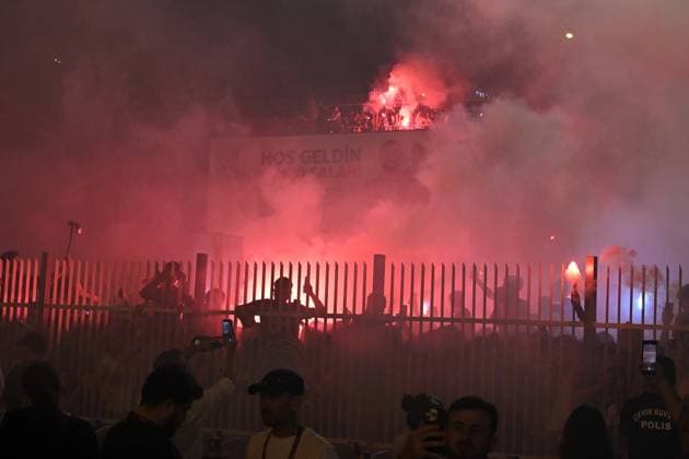 Egyptian footballer Mohamed Salah arrives in Trabzon, Turkiye TRABZON, TURKIYE - AUGUST 5: Trabzonspor supporters welcome Egyptian footballer Mohamed Salah with flares and chants upon his arrival at Trabzon Airport in Trabzon, Turkiye, on August 5, 2026. Hakan Burak Altunoz Anadolu Trabzon Turkey. Editorial use only. Please get in touch for any other usage.  Copyright: x2026xAnadoluxHakanxBurakxAltunozx