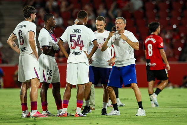 Luis Enrique (Paris Saint-Germain) talks to Lucea (Paris Saint-Germain), Ilya Zabarnyi (Paris Saint-Germain) during the during the pre-season friendly match between RCD Mallorca and Paris Saint-Germain at Estadi Son Moix on August 5, 2026 in Palma de Mallorca, Spain. (Photo by Xavi Bonilla DeFodi Images) - *** Luis Enrique of Paris Saint-Germain talks to Lucea of Paris Saint-Germain and Ilya Zabarnyi of Paris Saint-Germain during the preseason friendly match between RCD Mallorca and Paris Saint-Germain at Estadi Son Moix on August 5, 2026, in Palma de Mallorca, Spain. Photo by Xavi Bonilla, DeFodi Images
