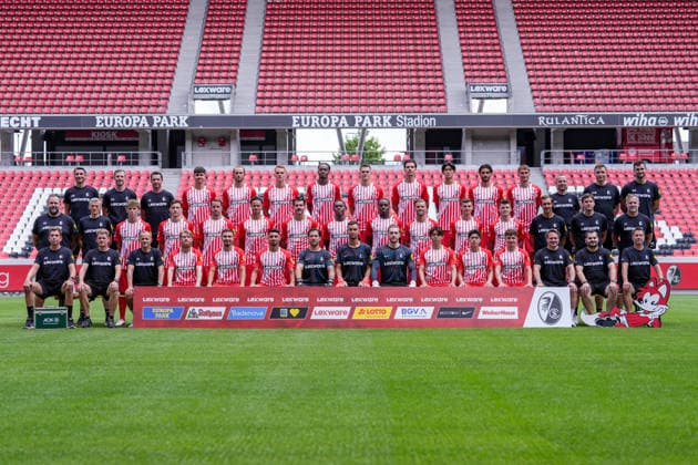 SC Freiburg; 1.BL, Bundesliga, Porträttermin 2026 2027, Mannschaftsfoto, hi. Reihe v.li.: Athletiktrainer Daniel Wolf, Athletiktrainer Maximilian Kessler, Individualtrainer Felix Roth, Karl Steinmann, Max Rosenfelder, Philipp Lienhart, Jordy Makengo, Matthias Ginter, Igor Matanovic , Keisuke Goto, Eren Dinkci, Patrick Osterhage, Co-Trainer Patrik Grolimund, Co-Trainer Analyse Franz-Georg Wieland, Torwarttrainer Michael Müller mi. Reihe v.li.: Physiotherapeut Florian Mack, Mannschaftsarzt Torben Pottgießer, Rouven Tarnutzer, Maximilian Eggestein, Christian Günter, Derry Scherhant, Anthony Jung, Cyriaque Irie , Bruno Ogbus, Lucas Höler, Yannik Engelhardt, Lukas Kübler, Trainer Julian Schuster, Co-Trainer Florian Bruns, Co-Trainer Lars Voßler vo. Reihe v.li.: Physiotherapeut Markus Behrens, Physiotherapeut Torge Schwarz, Physiotherapeut Uwe Vetter, Niklas Beste, Berkay Yilmaz, Vincenzo Grifo, Jannik Huth, Mio Backhaus, Florian Müller, Rihito Yamamoto, Yuito Suzuki, Philipp Treu, Reha-Trainer Matthias Rosa, Zeugwart Max Beckmann, Busfahrer Stefan Spohn Freiburg Europa-Park Stadion Baden-Wuerttemberg Deutschland *** SC Freiburg 1 BL, Bundesliga, Team Photo Session 2026–2027, Team photo, back row from left: Strength and conditioning coach Daniel Wolf, strength and conditioning coach Maximilian Kessler, personal trainer Felix Roth, Karl Steinmann, Max Rosenfelder, Philipp Lienhart, Jordy Makengo, Matthias Ginter, Igor Matanovic, Keisuke Goto, Eren Dinkci, Patrick Osterhage, Assistant Coach Patrik Grolimund, Assistant Coach (Analysis) Franz Georg Wieland, Goalkeeper Coach Michael Müller; middle row, from left: Physical Therapist Florian Mack, Team Doctor Torben Pottgießer, Rouven Tarnutzer, Maximilian Eggestein, Christian Günter, Derry Scherhant, Anthony Jung, Cyriaque Irié, Bruno Ogbus, Lucas Höler, Yannik Engelhardt, Lukas Kübler, Head Coach Julian Schuster, Assistant Coach Florian Bruns, Assistant Coach Lars Voßler; from left to right: Physical Therapist Markus Behrens, Physical Therapist Torge Schwarz, Physical Therapist Uwe Vetter, Niklas Beste, Berkay Yilmaz, Vincenzo Grifo, Jannik Huth, Mio Backhaus, Florian Müller, Rihito Yamamoto, Yuito Suzuki, Philipp Treu, rehabilitation coach Matthias Rosa, equipment manager Max Beckmann, bus driver Stefan Spohn, Freiburg Europa-Park Stadium, Baden-Württemberg, Germany Copyright: AA_STEINSIEK.CH