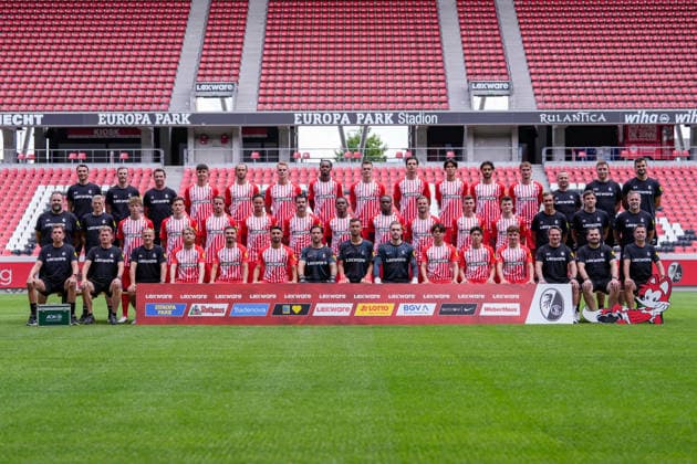 SC Freiburg; 1.BL, Bundesliga, Porträttermin 2026 2027, Mannschaftsfoto, hi. Reihe v.li.: Athletiktrainer Daniel Wolf, Athletiktrainer Maximilian Kessler, Individualtrainer Felix Roth, Karl Steinmann, Max Rosenfelder, Philipp Lienhart, Jordy Makengo, Matthias Ginter, Igor Matanovic , Keisuke Goto, Eren Dinkci, Patrick Osterhage, Co-Trainer Patrik Grolimund, Co-Trainer Analyse Franz-Georg Wieland, Torwarttrainer Michael Müller mi. Reihe v.li.: Physiotherapeut Florian Mack, Mannschaftsarzt Torben Pottgießer, Rouven Tarnutzer, Maximilian Eggestein, Christian Günter, Derry Scherhant, Anthony Jung, Cyriaque Irie , Bruno Ogbus, Lucas Höler, Yannik Engelhardt, Lukas Kübler, Trainer Julian Schuster, Co-Trainer Florian Bruns, Co-Trainer Lars Voßler vo. Reihe v.li.: Physiotherapeut Markus Behrens, Physiotherapeut Torge Schwarz, Physiotherapeut Uwe Vetter, Niklas Beste, Berkay Yilmaz, Vincenzo Grifo, Jannik Huth, Mio Backhaus, Florian Müller, Rihito Yamamoto, Yuito Suzuki, Philipp Treu, Reha-Trainer Matthias Rosa, Zeugwart Max Beckmann, Busfahrer Stefan Spohn Freiburg Europa-Park Stadion Baden-Wuerttemberg Deutschland *** SC Freiburg 1 BL, Bundesliga, Team Photo Session 2026–2027, Team photo, back row from left: Strength and conditioning coach Daniel Wolf, strength and conditioning coach Maximilian Kessler, personal trainer Felix Roth, Karl Steinmann, Max Rosenfelder, Philipp Lienhart, Jordy Makengo, Matthias Ginter, Igor Matanovic, Keisuke Goto, Eren Dinkci, Patrick Osterhage, Assistant Coach Patrik Grolimund, Assistant Coach (Analysis) Franz Georg Wieland, Goalkeeper Coach Michael Müller; middle row, from left: Physical Therapist Florian Mack, Team Doctor Torben Pottgießer, Rouven Tarnutzer, Maximilian Eggestein, Christian Günter, Derry Scherhant, Anthony Jung, Cyriaque Irié, Bruno Ogbus, Lucas Höler, Yannik Engelhardt, Lukas Kübler, Head Coach Julian Schuster, Assistant Coach Florian Bruns, Assistant Coach Lars Voßler; from left to right: Physical Therapist Markus Behrens, Physical Therapist Torge Schwarz, Physical Therapist Uwe Vetter, Niklas Beste, Berkay Yilmaz, Vincenzo Grifo, Jannik Huth, Mio Backhaus, Florian Müller, Rihito Yamamoto, Yuito Suzuki, Philipp Treu, rehabilitation coach Matthias Rosa, equipment manager Max Beckmann, bus driver Stefan Spohn, Freiburg Europa-Park Stadium, Baden-Württemberg, Germany Copyright: AA_STEINSIEK.CH