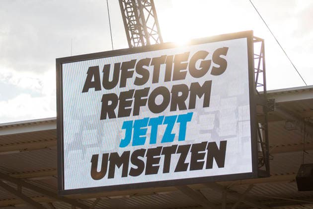 GER, Erfurt, Fussball, Regionalliga Nordost, 3. Spieltag, FC Rot-Weiss Erfurt vs. Tasmania Berlin im Bild v.l.: Aufstiegsreform Jetzt Umsetzen auf der Videowand, der Ball ruhte in der ersten Spielminute, Protest, dazu Ansage im Stadion 05.08.2026, Steigerwaldstadion Erfurt DFB REGULATIONS PROHIBIT ANY USE OF PHOTOGRAPHS AS IMAGE SEQUENCES AND OR QUASI-VIDEO, *** GER, Erfurt, Soccer, Northeast Regional League, Matchday 3, FC Rot Weiss Erfurt vs. Tasmania Berlin: In the picture, from left, Promotion Reform—Implement Now displayed on the video wall; the ball was at rest in the first minute of the game; protest; plus an announcement in the stadium on August 5, 2026, Steigerwaldstadion, Erfurt. DFB regulations prohibit any use of photographs as image sequences and or quasi-video, Copyright: HMBxMedia PaulxFritz