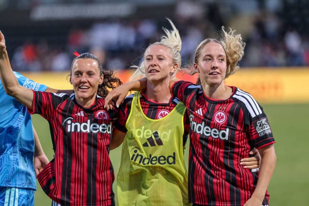 GER, Frankfurt, Eintracht Frankfurt vs AC Omonia Nikosia, UEFA Womens Champions League, Fussball, UEFA, Spielzeit 2026 2027, Stadion am Brentanobad, Qualifikation, Halbfinale im Bild: Eintracht Frankfurt Frauen feiern den 8:0 Sieg nach Toren gegen Nikosia in der UEFA Champions League Qualifikation, Jubel, Freude und Emotionen, Hayley Raso (Eintracht Frankfurt Frauen 16), Rebecka Blomqvist (Eintracht Frankfurt Frauen 28), Danique Tolhoek (Eintracht Frankfurt Frauen 22) DFB DFL REGULATIONS PROHIBIT ANY USE OF PHOTOGRAPHS AS IMAGE SEQUENCES AND OR QUASI-VIDEO, 05.08.2026 *** GER, Frankfurt, Eintracht Frankfurt vs. AC Omonia Nicosia, UEFA Women s Champions League, Soccer, UEFA, 2026–2027 Season, Brentanobad Stadium, Qualifying Round, Semifinals in Pictures: Eintracht Frankfurt Women celebrate their 8–0 victory over Nicosia in the UEFA Women’s Champions League qualifying round, cheering, joy, and emotion; Hayley Raso, Eintracht Frankfurt Women, 16, Rebecka Blomqvist, Eintracht Frankfurt Women, No. 28; Danique Tolhoek, Eintracht Frankfurt Women, No. 22. DFB and DFL regulations prohibit any use of photographs as image sequences and or quasi-video. August 5, 2026 Copyright: HMBxMedia HendrikxHamelau