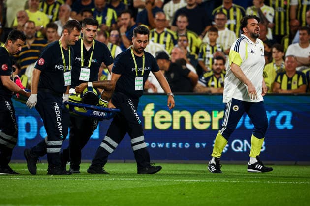 776539845 Jayden Oosterwolde of Fenerbahce is stretchered off due to injury. Fenerbahce and Sturm Graz faced each other at UEFA Champions League Qualification 3rd Round 1st leg. The match took place in Chobani Fenerbahce Sukru Saracoglu Stadium on August 5th, 2026. Istanbul Istanbul Turkey Copyright: xBurakxBasturkx