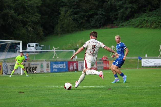 06.08.2026, GER, Fussball, Herren, FC Augsburg, Bundesliga, Testspiel, Trainingslager, Schwaz, Bilder vom Testspiel zwischen dem FC Augsburg und dem SC Schwaz: Mads Pedersen schlägt eine Flanke Schwaz *** August 6, 2026, GER, Soccer, Men s, FC Augsburg, Bundesliga, Friendly Match, Training Camp, Schwaz, Photos from the friendly match between FC Augsburg and SC Schwaz. Mads Pedersen delivers a cross. Schwaz