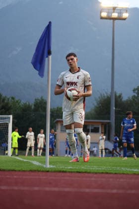 06.08.2026, GER, Fussball, Herren, FC Augsburg, Bundesliga, Testspiel, Trainingslager, Schwaz, Bilder vom Testspiel zwischen dem FC Augsburg und dem SC Schwaz: Mert Kömür vor dem Eckball Schwaz *** August 6, 2026, GER, Soccer, Men s, FC Augsburg, Bundesliga, Friendly Match, Training Camp, Schwaz, Photos from the friendly match between FC Augsburg and SC Schwaz: Mert Kömür before the corner kick by Schwaz