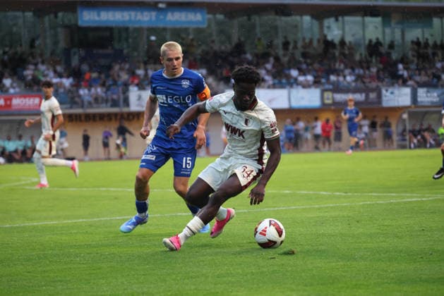 06.08.2026, GER, Fussball, Herren, FC Augsburg, Bundesliga, Testspiel, Trainingslager, Schwaz, Bilder vom Testspiel zwischen dem FC Augsburg und dem SC Schwaz: Nathanael Mbuku im Dribbling Schwaz *** August 6, 2026, GER, Soccer, Men s, FC Augsburg, Bundesliga, Friendly Match, Training Camp, Schwaz, Photos from the friendly match between FC Augsburg and SC Schwaz: Nathanael Mbuku dribbling in Schwaz