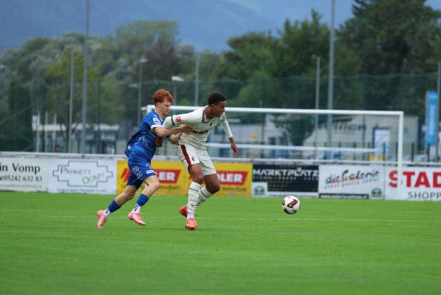 06.08.2026, GER, Fussball, Herren, FC Augsburg, Bundesliga, Testspiel, Trainingslager, Schwaz, Bilder vom Testspiel zwischen dem FC Augsburg und dem SC Schwaz: Noahkai Banks im Zweikampf Schwaz *** August 6, 2026, GER, Soccer, Men s, FC Augsburg, Bundesliga, Friendly Match, Training Camp, Schwaz, Photos from the friendly match between FC Augsburg and SC Schwaz: Noahkai Banks in a tackle, Schwaz