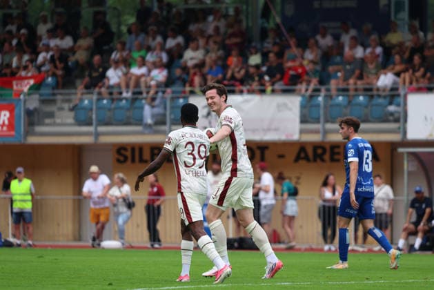 06.08.2026, GER, Fussball, Herren, FC Augsburg, Bundesliga, Testspiel, Trainingslager, Schwaz, Bilder vom Testspiel zwischen dem FC Augsburg und dem SC Schwaz: Michael Gregoritsch und Uchenna Ogundu jubeln Schwaz *** August 6, 2026, GER, Soccer, Men s, FC Augsburg, Bundesliga, Friendly Match, Training Camp, Schwaz, Photos from the friendly match between FC Augsburg and SC Schwaz; Michael Gregoritsch and Uchenna Ogundu celebrate in Schwaz