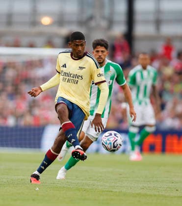 RECORD DATE NOT STATED 5th August 2026; Aviva Stadium, Dublin, Ireland; Friendly Football, Arsenal versus Real Betis; Cristhian Mosoleura of Arsenal passes the ball PeterxFitzpatrick