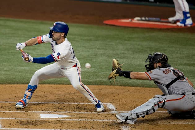 August 5, 2026, Arlington, Texas, USA: Texas Rangers center fielder EVAN CARTER (32) attempts to bunt against the San Francisco Giants at Globe Life Field. Rangers win 6-0. Arlington USA - ZUMAf180 20260805_zsp_f180_009 Copyright: xMarkxFannx