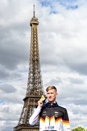 Florian Wellbrock of Germany shows the gold medal after competing in the open water swimming 5km Men Final during the European Aquatics Championships at the River Seine in Paris (France), August 5, 2026. Andrea Staccioli Deepbluemedia Insidefoto