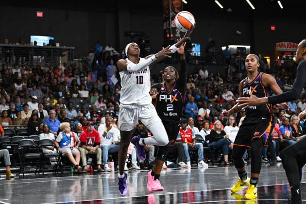 COLLEGE PARK, GA - AUGUST 05: Atlanta guard Rhyne Howard (10) drives to the basket during the WNBA, Basketball Damen, USA game between the Phoenix Mercury and the Atlanta Dream on August 5th, 2026 at the Gateway Center in College Park, GA. (Photo by Rich von Biberstein Icon Sportswire) WNBA: AUG 05 Phoenix Mercury at Atlanta Dream EDITORIAL USE ONLY Icon260805001