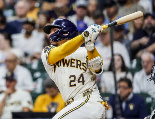 Milwaukee Brewers catcher William Contreras hits a home run in the sixth inning of the MLB, Baseball Herren, USA game between the Pittsburgh Pirates and the Milwaukee Brewers at American Family Field in Milwaukee, Wisconsin on Wednesday, August 5, 2026.  MIL20260805817 TANNENxMAURY