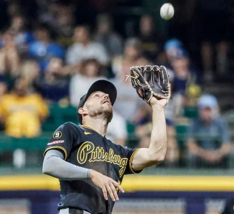 Pittsburgh Pirates second baseman Brandon Lowe catches a fly ball hit by Milwaukee Brewers left fielder Jackson Chourio in the seventh inning of the MLB, Baseball Herren, USA game between the Pittsburgh Pirates and the Milwaukee Brewers at American Family Field in Milwaukee, Wisconsin on Wednesday, August 5, 2026.  MIL20260805823 TANNENxMAURY