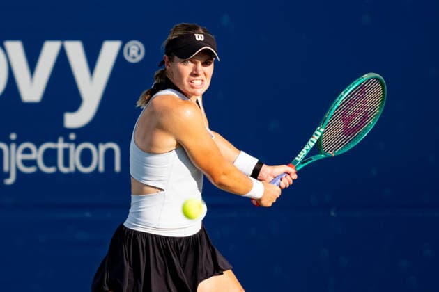 TORONTO, ON - AUGUST 05: Caty McNally of the United States returns a shot during her match at the WTA, Tennis Damen National Bank Open tournament on August 5, 2026 at Sobeys Stadium in Toronto, ON, Canada (Photo by Julian Avram Icon Sportswire) TENNIS: AUG 05 National Bank Open EDITORIAL USE ONLY Icon2608050243