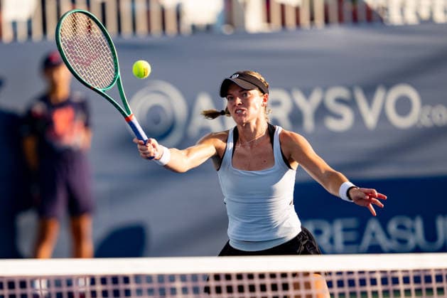 TORONTO, ON - AUGUST 05: Caty McNally of the United States returns a shot during her match at the WTA, Tennis Damen National Bank Open tournament on August 5, 2026 at Sobeys Stadium in Toronto, ON, Canada (Photo by Julian Avram Icon Sportswire) TENNIS: AUG 05 National Bank Open EDITORIAL USE ONLY Icon2608050264