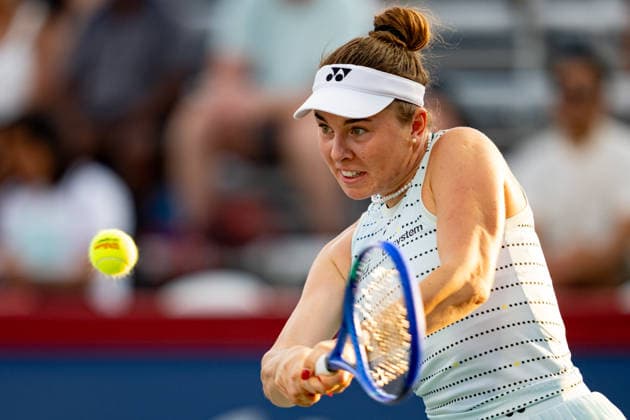 TORONTO, ON - AUGUST 05: Linda Noskova of Czech Republic returns a shot during her match at the WTA, Tennis Damen National Bank Open tournament on August 5, 2026 at Sobeys Stadium in Toronto, ON, Canada (Photo by Julian Avram Icon Sportswire) TENNIS: AUG 05 National Bank Open EDITORIAL USE ONLY Icon2608050297