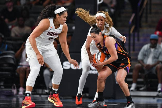COLLEGE PARK, GA - AUGUST 05: Atlanta players Brionna Jones (42) and Jordin Canada (3) attempt to steal the ball from Phoenix guard Kelsey Plum (0) during the WNBA, Basketball Damen, USA game between the Phoenix Mercury and the Atlanta Dream on August 5th, 2026 at the Gateway Center in College Park, GA. (Photo by Rich von Biberstein Icon Sportswire) WNBA: AUG 05 Phoenix Mercury at Atlanta Dream EDITORIAL USE ONLY Icon260805016
