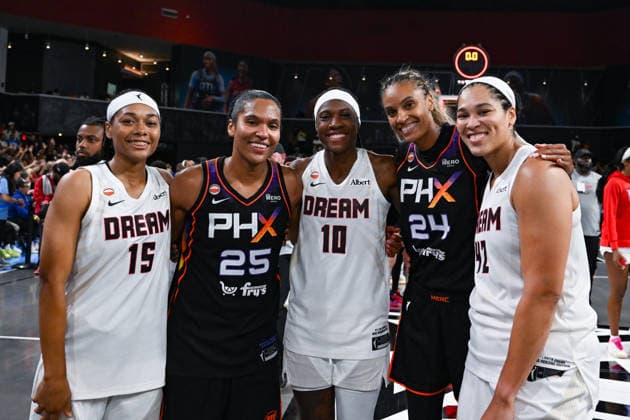 COLLEGE PARK, GA - AUGUST 05: Atlanta players Allisha Gray (15), Rhyne Howard (10), and Brionna Jones (42) pose with Phoenix players Alyssa Thomas (25) and DeWanna Bonner (24) following the conclusion of the WNBA, Basketball Damen, USA game between the Phoenix Mercury and the Atlanta Dream on August 5th, 2026 at the Gateway Center in College Park, GA. (Photo by Rich von Biberstein Icon Sportswire) WNBA: AUG 05 Phoenix Mercury at Atlanta Dream EDITORIAL USE ONLY Icon260805051