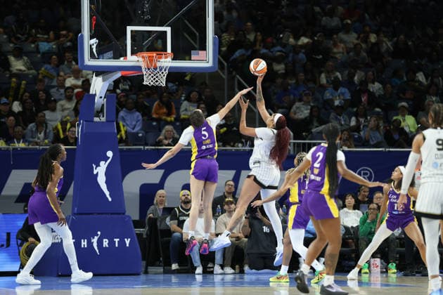 CHICAGO, USA - August 5: Kamilla Cardoso (10 Chicago Sky) shoots the ball during the WNBA, Basketball Damen, USA game between the Chicago Sky and Los Angeles Sparks at Wintrust Arena on Monday, August 5 in Chicago, USA  Copyright: xShainaxBenhiyoun SPPx Sportspressphoto_SPR201279
