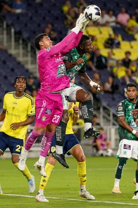 August 5, 2026, Nashville, Tennessee, USA: Leon goalkeeper Oscar GarcoÂ­a (23) defends against Nashville Sc during the second half at Geodis Park. Nashville USA - ZUMAh237 20260805_zsp_h237_016 Copyright: xCamdenxHallx