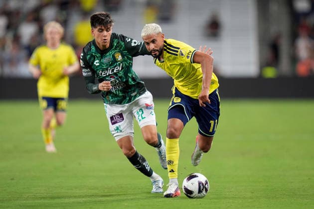 August 5, 2026, Nashville, Tennessee, USA: Nashville SC forward Elias Saad (11) moves the ball against Leon midfielder Sebastian Santos (22) during the second half at Geodis Park. Nashville USA - ZUMAh237 20260805_zsp_h237_020 Copyright: xCamdenxHallx