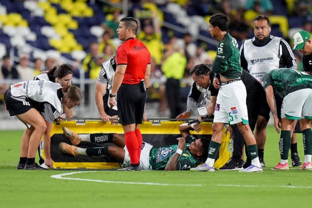 August 5, 2026, Nashville, Tennessee, USA: Leon midfielder Edgar Guerra (18) is helped off the pitch by medical staff against Nashville SC during the second half at Geodis Park. Nashville USA - ZUMAh237 20260805_zsp_h237_028 Copyright: xCamdenxHallx