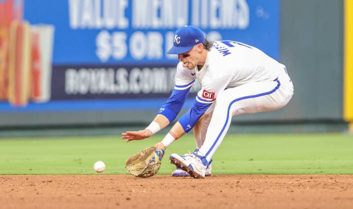 AUG 05, 2026: Kansas City Royals shortstop Bobby Witt Jr. (7) fields a ground ball against the Minnesota Twins at Kauffman Stadium Kansas City, MO. CSM Kansas City United States - ZUMAc04_ 20260805_zma_c04_022 Copyright: xRomanxPunox