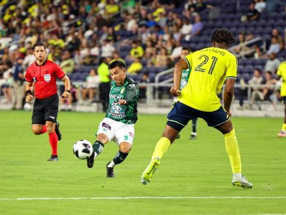 Leagues Cup 2026: Leon Vs Nashville SC AUG 05 August 5, 2026: Club Leon midfielder Fernando Beltran (6) kicks the ball against Nashville SC defender Thomas Williams (21) during a Leagues Cup match between Leon and Nashville SC at Geodis Park in Nashville, TN. Stephen Furst CSM (Credit Image: Â Stephen Furst Cal Media) Nashville Tn United States of America EDITORIAL USE ONLY Copyright: xx ZUMA-20260805_zma_c04_060.jpg StephenxFurstx csmphotothree508970