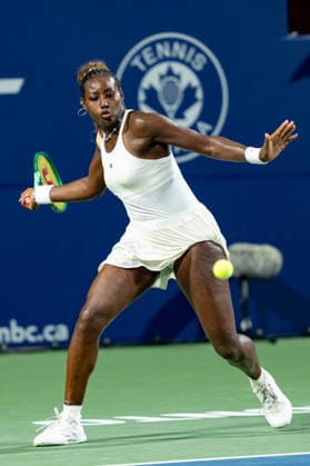 TORONTO, ON - AUGUST 05: Alycia Parks of the United States returns a shot during her match at the WTA, Tennis Damen National Bank Open tournament on August 5, 2026 at Sobeys Stadium in Toronto, ON, Canada (Photo by Julian Avram Icon Sportswire) TENNIS: AUG 05 National Bank Open EDITORIAL USE ONLY Icon2608050424
